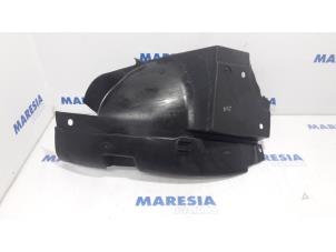 Gebruikte Slijkweerder Opel Vivaro 2.5 DTI 16V Prijs € 25,00 Margeregeling aangeboden door Maresia Parts