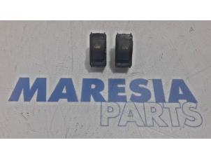 Gebruikte Combischakelaar ramen Peugeot Partner Tepee (7A/B/C/D/E/F/G/J/P/S) 1.6 HDI 90 16V Phase 1 Prijs € 25,00 Margeregeling aangeboden door Maresia Parts