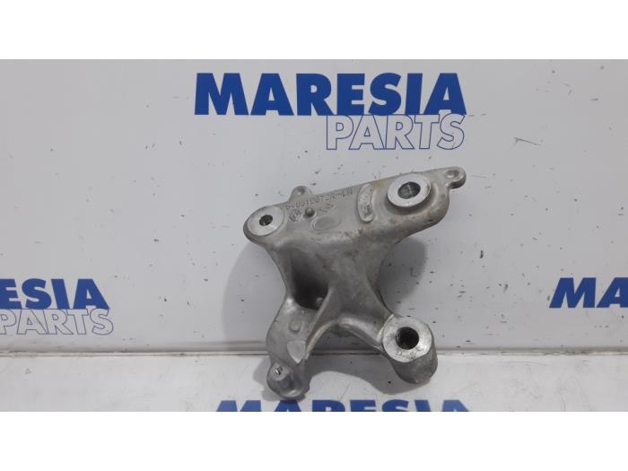 Gebruikte Motorrubber Renault Megane IV Estate (RFBK) 1.3 TCE 115 16V Prijs € 75,00 Margeregeling aangeboden door Maresia Parts