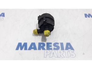 Gebruikte Waterpomp Renault Megane IV Estate (RFBK) 1.3 TCE 115 16V Prijs € 75,00 Margeregeling aangeboden door Maresia Parts
