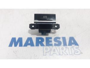 Gebruikte Schakelaar handrem Citroen C4 Picasso (3D/3E) 1.6 e-HDi 115 Prijs € 20,00 Margeregeling aangeboden door Maresia Parts