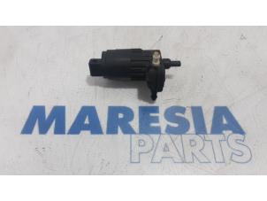 Gebruikte Ruitensproeierpomp voor Fiat Croma (194) 2.2 MPI 16V Prijs € 15,00 Margeregeling aangeboden door Maresia Parts