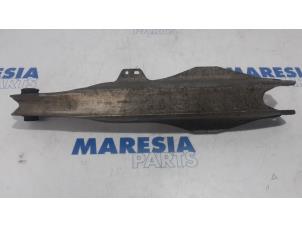 Gebruikte Draagarm onder links-achter Fiat Croma (194) 2.2 MPI 16V Prijs € 65,00 Margeregeling aangeboden door Maresia Parts