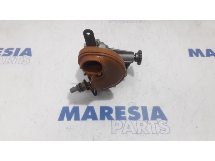 Gebruikte Oliepomp Renault Clio IV (5R) 0.9 Energy TCE 90 12V Prijs € 40,00 Margeregeling aangeboden door Maresia Parts