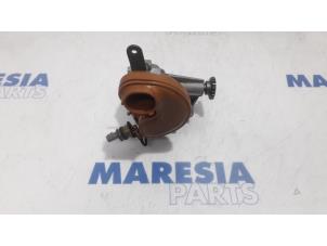 Gebruikte Oliepomp Renault Clio IV (5R) 0.9 Energy TCE 90 12V Prijs € 40,00 Margeregeling aangeboden door Maresia Parts