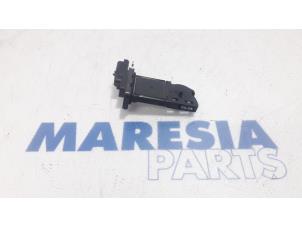 Gebruikte Luchthoeveelheidsmeter Peugeot 308 SW (L4/L9/LC/LJ/LR) 1.6 BlueHDi 120 Prijs € 30,00 Margeregeling aangeboden door Maresia Parts