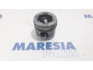 Gebruikte Zuiger Renault Koleos I 2.0 dCi 16V Prijs € 50,00 Margeregeling aangeboden door Maresia Parts