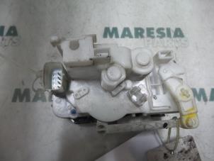 Gebruikte Deurslot Mechaniek 2Deurs rechts Lancia Ypsilon (843) 1.2 16V Prijs € 35,00 Margeregeling aangeboden door Maresia Parts
