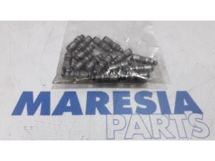 Gebruikte Klepstoter Renault Laguna II Grandtour (KG) 2.0 16V Prijs € 35,00 Margeregeling aangeboden door Maresia Parts