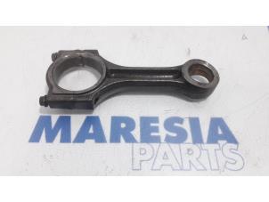 Gebruikte Drijfstang Opel Vivaro 2.5 DTI 16V Prijs € 30,00 Margeregeling aangeboden door Maresia Parts