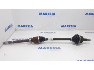 Gebruikte Aandrijfas rechts-voor Peugeot 308 SW (L4/L9/LC/LJ/LR) 1.6 BlueHDi 120 Prijs € 105,00 Margeregeling aangeboden door Maresia Parts