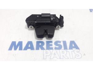 Gebruikte Achterklep Slotmechaniek Citroen DS3 (SA) 1.6 e-HDi Prijs € 14,50 Margeregeling aangeboden door Maresia Parts