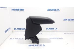 Gebruikte Armleuning Citroen DS3 (SA) 1.6 e-HDi Prijs € 35,00 Margeregeling aangeboden door Maresia Parts