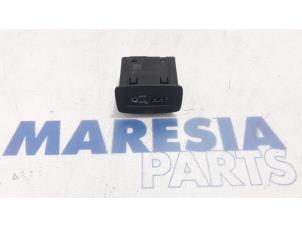 Gebruikte AUX/USB aansluiting Renault Scénic III (JZ) 1.5 dCi 110 Prijs € 25,00 Margeregeling aangeboden door Maresia Parts