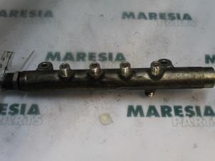 Gebruikte Injector brug Alfa Romeo 147 (937) 1.9 JTD 16V Prijs € 105,00 Margeregeling aangeboden door Maresia Parts