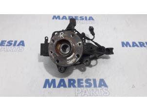 Gebruikte Fusee rechts-voor Renault Clio IV Estate/Grandtour (7R) 0.9 Energy TCE 12V Prijs € 35,00 Margeregeling aangeboden door Maresia Parts