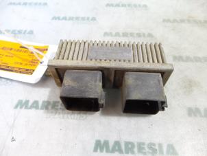 Gebruikte Gloeirelais Renault Espace (JK) 3.0 dCi V6 24V Prijs € 25,00 Margeregeling aangeboden door Maresia Parts