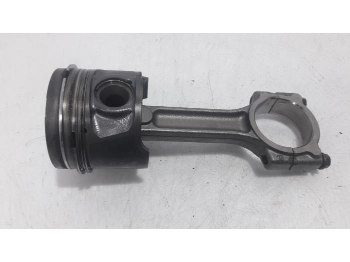 Zuiger van een Renault Grand Scénic III (JZ) 1.5 dCi 110 2012