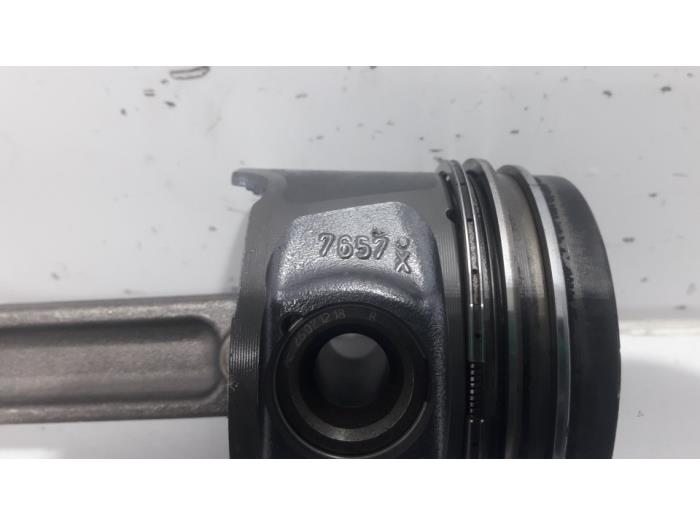 Zuiger van een Renault Grand Scénic III (JZ) 1.5 dCi 110 2012