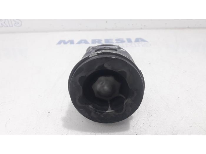 Zuiger van een Renault Grand Scénic III (JZ) 1.5 dCi 110 2012