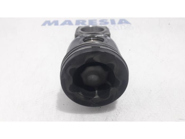 Zuiger van een Renault Grand Scénic III (JZ) 1.5 dCi 110 2012