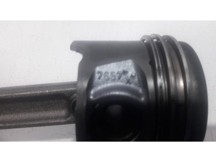 Zuiger van een Renault Grand Scénic III (JZ) 1.5 dCi 110 2012