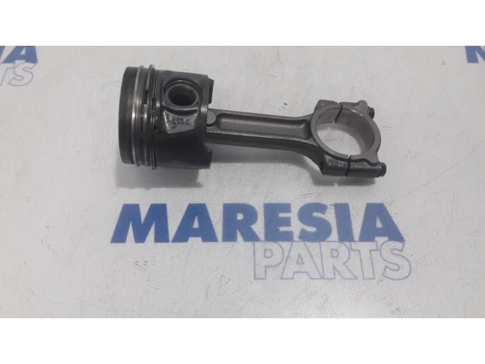 Zuiger van een Renault Grand Scénic III (JZ) 1.5 dCi 110 2012