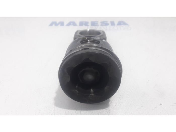 Zuiger van een Renault Grand Scénic III (JZ) 1.5 dCi 110 2012