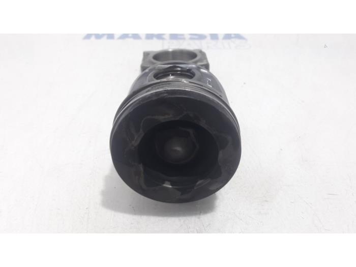 Zuiger van een Renault Grand Scénic III (JZ) 1.5 dCi 110 2012