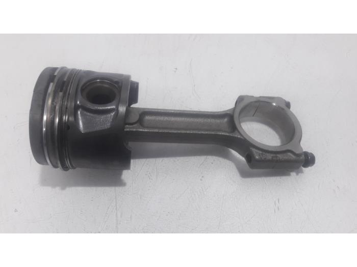 Zuiger van een Renault Grand Scénic III (JZ) 1.5 dCi 110 2012