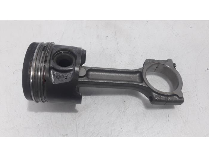 Zuiger van een Renault Grand Scénic III (JZ) 1.5 dCi 110 2012