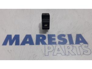 Gebruikte Schakelblok ruiten Citroen Berlingo 1.6 Hdi 90 Phase 2 Prijs € 24,20 Inclusief btw aangeboden door Maresia Parts