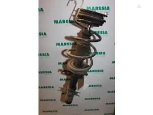 Gebruikte Mac Phersonpoot links-voor Renault Laguna II Grandtour (KG) 1.9 dCi 120 Prijs € 40,00 Margeregeling aangeboden door Maresia Parts