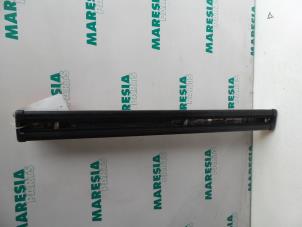 Gebruikte Stoel Rails rechts Renault Espace (JK) 2.0 16V Turbo Prijs € 40,00 Margeregeling aangeboden door Maresia Parts