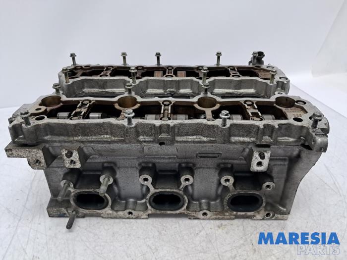Gebruikte Cilinderkop Renault Laguna II (BG) 3.0 V6 24V Prijs € 105,00 Margeregeling aangeboden door Maresia Parts