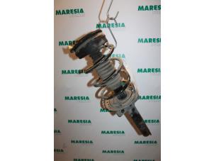 Gebruikte Mac Phersonpoot links-voor Renault Megane II (BM/CM) 1.9 dCi 115 Prijs € 50,00 Margeregeling aangeboden door Maresia Parts