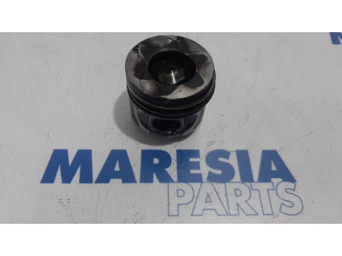 Gebruikte Zuiger Renault Clio III (BR/CR) 1.5 dCi 70 Prijs € 35,00 Margeregeling aangeboden door Maresia Parts