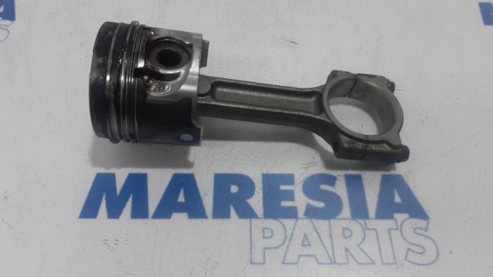 Gebruikte Zuiger Renault Clio III (BR/CR) 1.5 dCi 70 Prijs € 50,00 Margeregeling aangeboden door Maresia Parts
