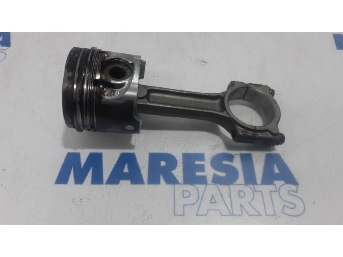 Gebruikte Zuiger Renault Clio III (BR/CR) 1.5 dCi 70 Prijs € 50,00 Margeregeling aangeboden door Maresia Parts