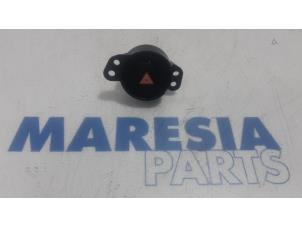 Gebruikte Alarmlicht Schakelaar Citroen C1 1.0 Vti 68 12V Prijs € 15,00 Margeregeling aangeboden door Maresia Parts
