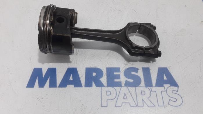 Gebruikte Zuiger Fiat Bravo (198A) 1.4 16V Prijs € 75,00 Margeregeling aangeboden door Maresia Parts