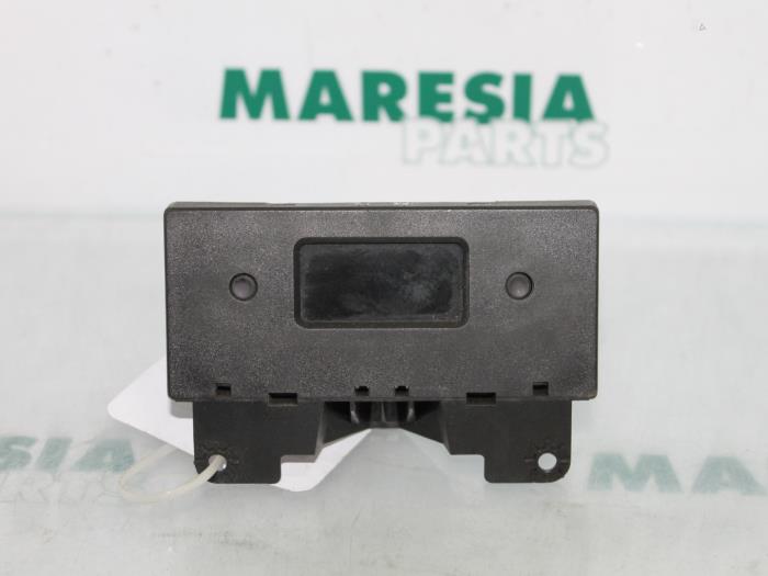 Gebruikte Display Interieur Peugeot 206 (2A/C/H/J/S) 1.4 XR,XS,XT,Gentry Prijs € 15,00 Margeregeling aangeboden door Maresia Parts