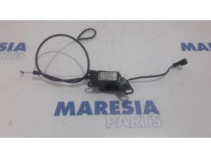 Gebruikte Cabriodak vergrendelslot Peugeot 307 CC (3B) 2.0 16V Prijs € 75,00 Margeregeling aangeboden door Maresia Parts