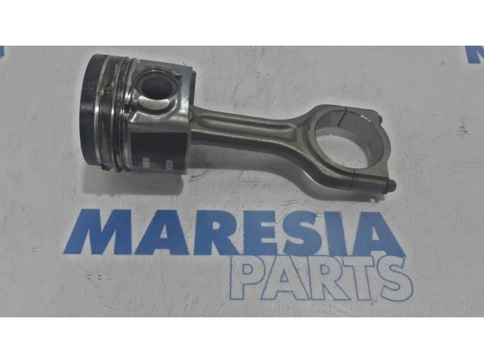 Gebruikte Zuiger Citroen C4 Picasso (3D/3E) 1.6 e-HDi 115 Prijs € 60,00 Margeregeling aangeboden door Maresia Parts