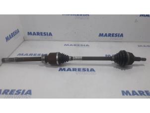 Gebruikte Aandrijfas rechts-voor Peugeot 308 SW (L4/L9/LC/LJ/LR) 1.6 BlueHDi 120 Prijs € 105,00 Margeregeling aangeboden door Maresia Parts