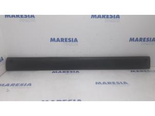 Gebruikte Sierstrip Renault Master II (FD/HD) 2.5 dCi 16V Prijs € 40,00 Margeregeling aangeboden door Maresia Parts