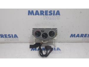 Gebruikte Chaufage Bedieningspaneel Renault Trafic New (FL) 2.0 dCi 16V 115 Prijs € 60,50 Inclusief btw aangeboden door Maresia Parts