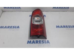 Gebruikte Achterlicht rechts Renault Master III (FD/HD) 2.5 dCi 16V Prijs € 50,00 Margeregeling aangeboden door Maresia Parts