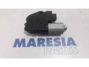 Gebruikte Schuifdak Motor Peugeot 508 SW (8E/8U) 2.0 RXH HYbrid4 16V Prijs € 75,00 Margeregeling aangeboden door Maresia Parts