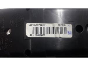 Display Interieur van een Alfa Romeo 159 (939AX) 2.2 JTS 16V 2006